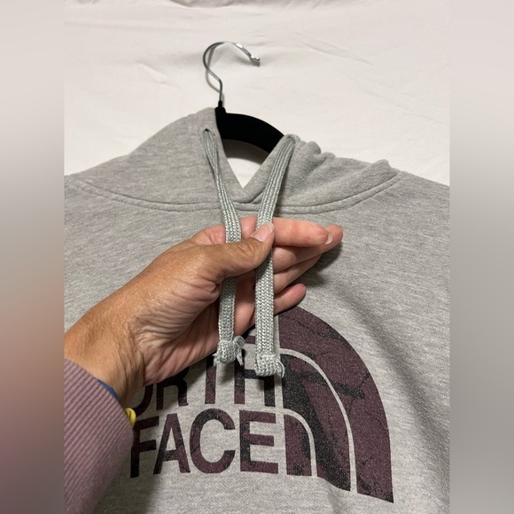 The North Face Heather Gray Pullover Hoodie Sweatshirt | Fall | Cozy | Cotton - Picture 5 of 8
